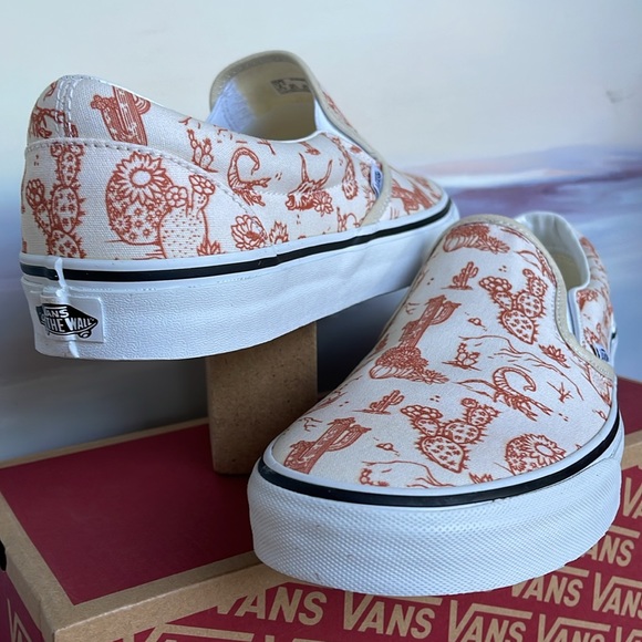 Vans Men’s Classic Slip-On 
Desert Vibes Turtledove/Tr Wht
VN0A5JLX8NL
Sneakers - Picture 10 of 16